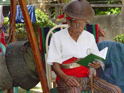 oldmanreading.jpg oldmanreading.jpg